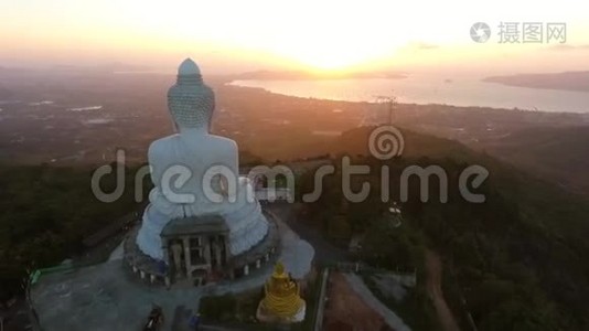 从大佛像背面看日出。 高清航空视野。 泰国普吉岛。视频