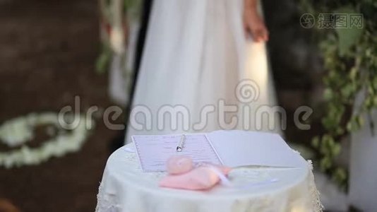 新娘在婚礼上签名视频