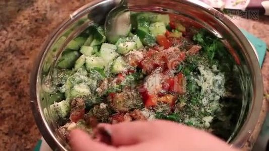 厨师把蔬菜沙拉的原料混合在碗里。 在碗中加入搅拌蔬菜沙拉。 混合配料视频
