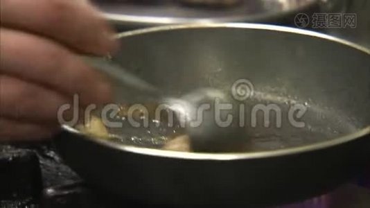 在平底锅上混合食物视频