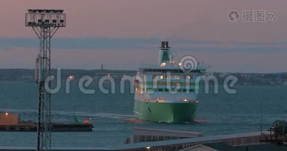 大型渡轮进入港口视频