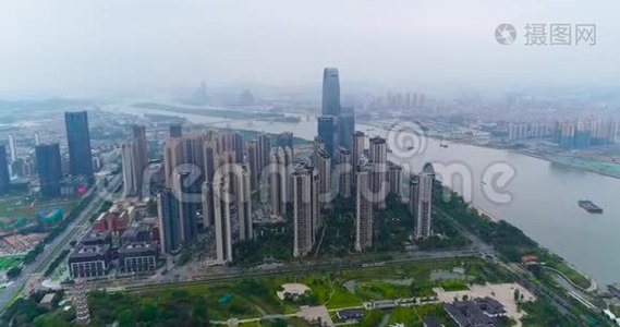 美丽的全景从空中俯瞰广州，飞过建筑物和道路。 飞越广州河视频