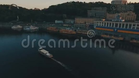 日落时分，船沿欧洲河城附近的河流航行视频