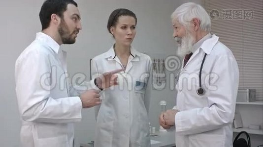 成熟的医生参与与年轻医生的严肃讨论。视频