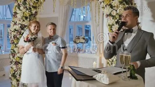 新婚夫妇在婚礼大厅结婚视频