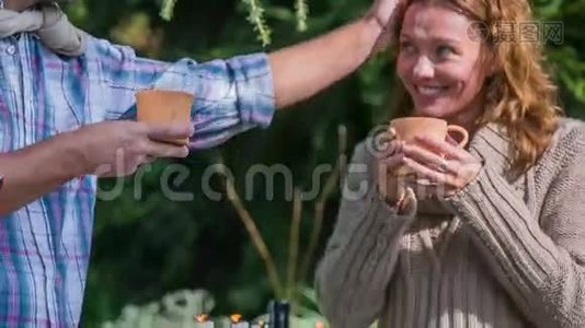 男人一边喝茶一边拍女人视频