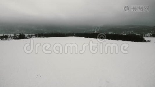 冬季积雪覆盖的空中霰粒景观视频