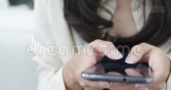 在智能手机上发短信给女人视频