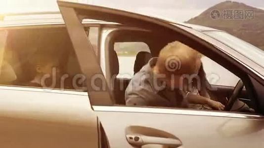 一家人带着狗上了车，系好安全带，出发了视频