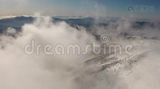 美丽的冬季空中飞行飞越山视频