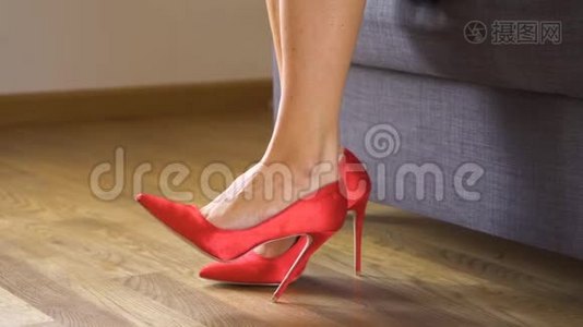 美丽的商务女性在工作后用红色高跟鞋按摩疼痛的腿视频
