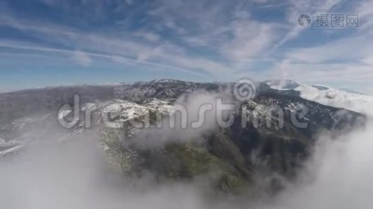 美丽的雪山顶链景观，蓝天4k空中拍摄视频