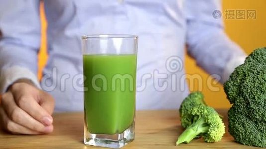 提供绿色冰沙的女士，提供健康的有机蔬菜果汁早餐视频