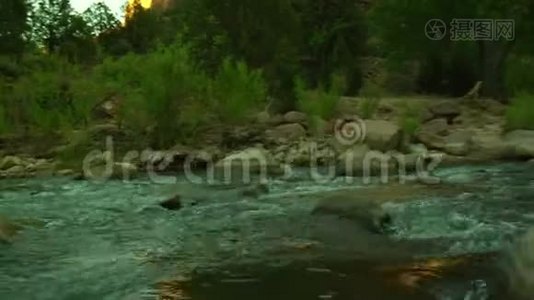 在令人叹为观止的山脉中滑行的河流视频
