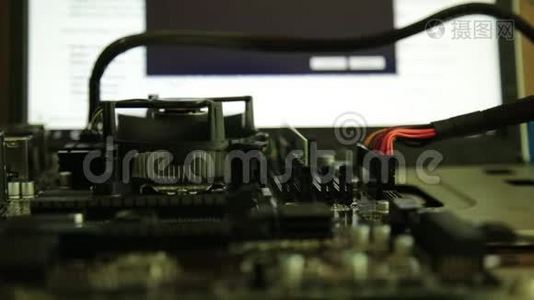 计算机主板-显示器背景上的处理器风扇和网卡视频