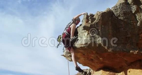 登山者用绳子在山上爬视频