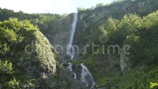 绿色雨林中的瀑布最终汇入一条山河。视频