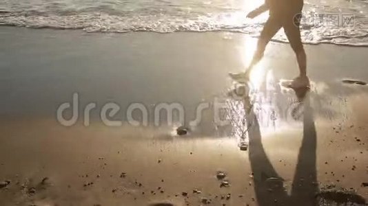 女人`穿着跑鞋的腿，沿着海滨、海洋奔跑。 在海边奔跑视频