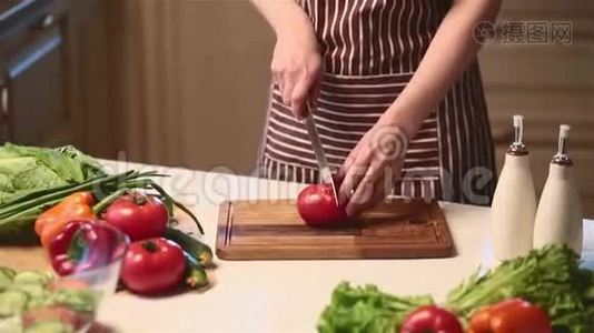 女性手切红番茄视频