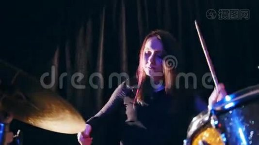 夜店音乐-性感迷人的女孩打击乐鼓表演摇滚视频