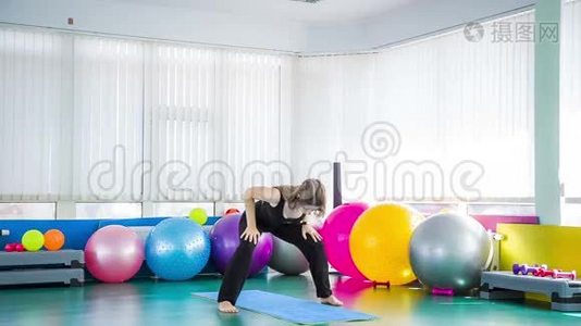 健身班中的性感女人换瑜伽姿势视频