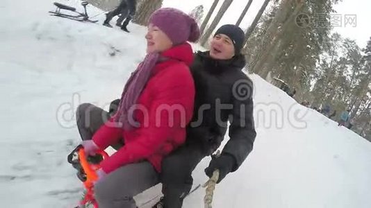 快乐的夫妻在冬天的森林里玩得很开心。 慢动作视频