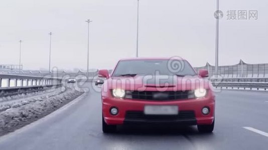 高速公路上红色跑车向摄像机行驶视频