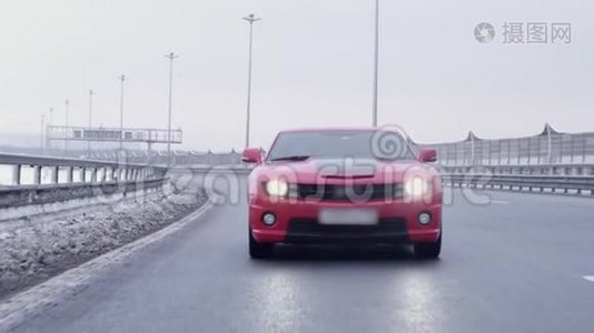 红色肌肉汽车向高速公路摄像头行驶视频