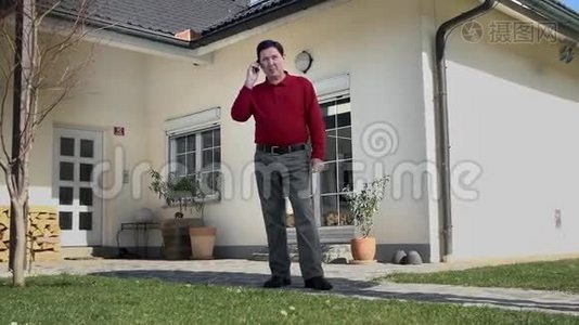 父亲试图在院子里打电话视频