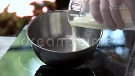 奶油倒入平底锅。视频