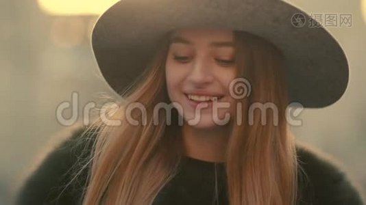 一个身穿灰色帽子的迷人的年轻姑娘，看上去很对，微笑着走向镜头视频