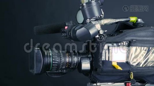 专业数码摄像机，编码器隔离在黑色背景电视SRudio。视频
