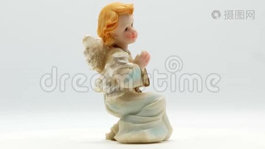 白色背景的美丽小天使小雕像视频