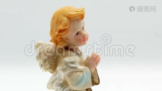 白色背景的美丽小天使小雕像视频