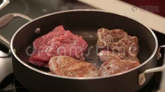 牛肉牛排炒锅里.视频