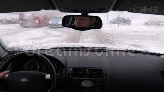 在雪地里行驶时镜子里可以看到司机视频