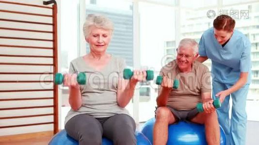 两名老年公民与理疗师一起锻炼视频