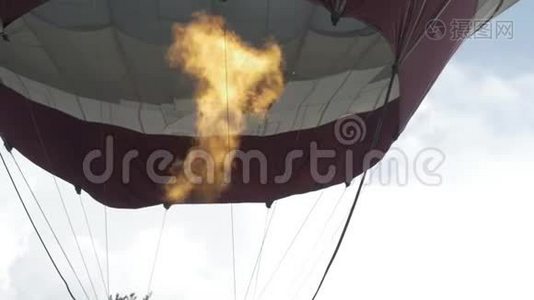 关闭热气球燃烧器火焰发光。 空中飞行中的热气球关闭视频
