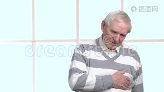 胸部不适的老人。视频