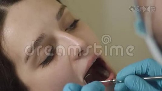 年轻女性牙齿的牙医。视频