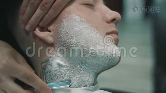 理发师剃了客户的胡子。视频