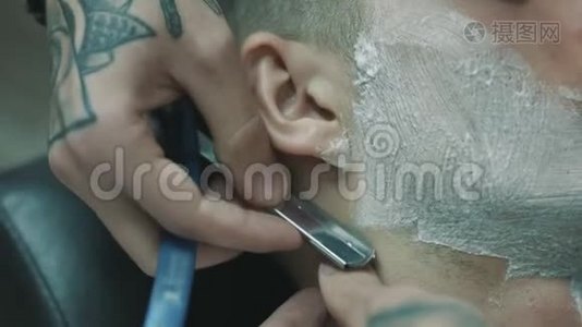 理发师剃了客户的胡子。视频