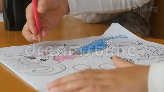 幼儿在幼儿园用铅笔画画.视频
