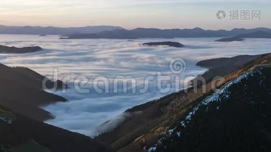 雾霭的清晨雾霭的流霞在冬山谷的时间流逝视频