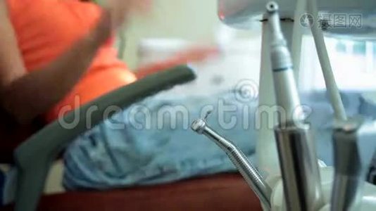 牙科椅上的年轻病人视频