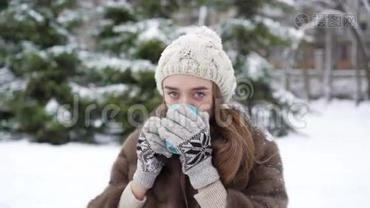 可爱的小女孩在冬天在室外喝热咖啡视频