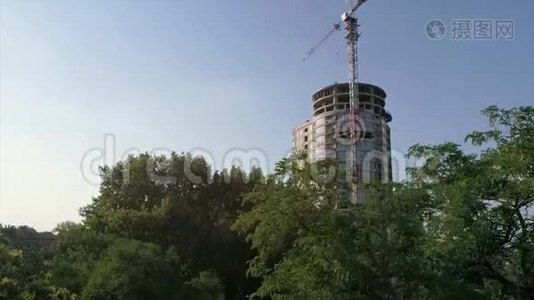 建造一栋多层高的房子，在一个建筑工地上建造一台塔式起重机，个现代建筑的景观视频