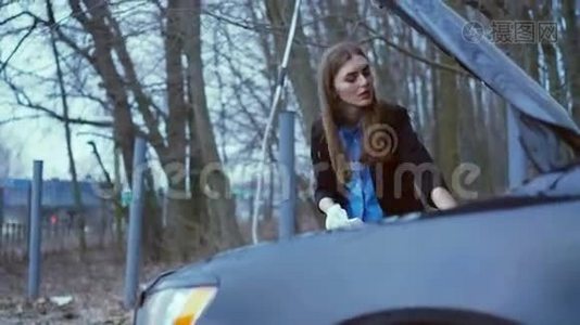 戴着手套的漂亮女孩在4K内检查车里的油量视频