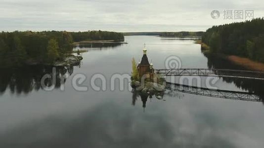 河和教堂的俯视图视频
