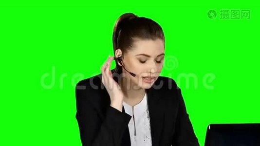 戴耳机的女商人。 绿色屏幕视频